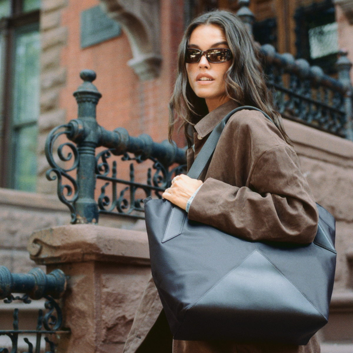 woman wearing STATE Bags Beverly Tote Black