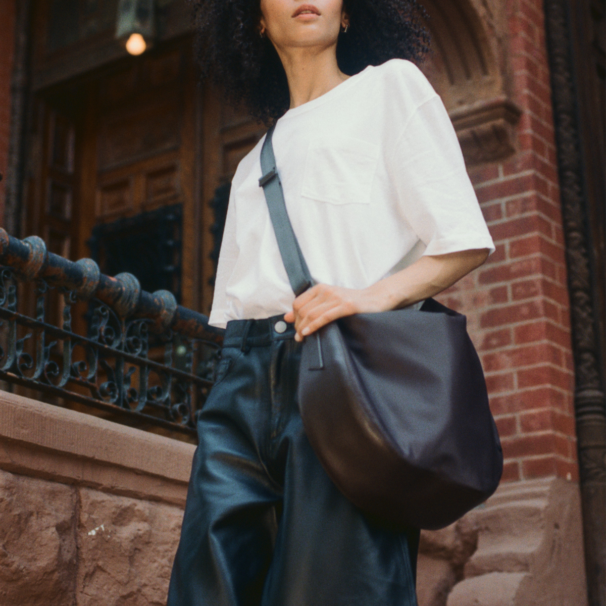 woman wearing state bags luna crossbody black